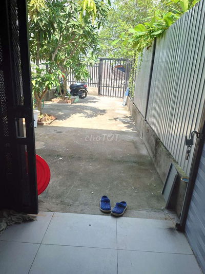 Nhà mặt hẻm xe hơi 100m2, 2 phòng ngủ, có sân rộng rãi.