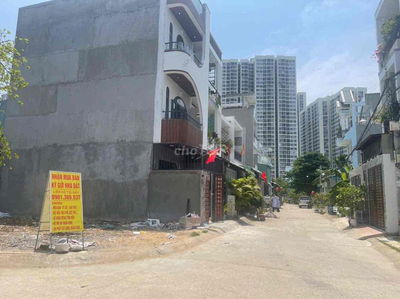 Giá 3,6 tỷ đất ngay Vinhomes Q9 (cách 100m) , đường 16M.