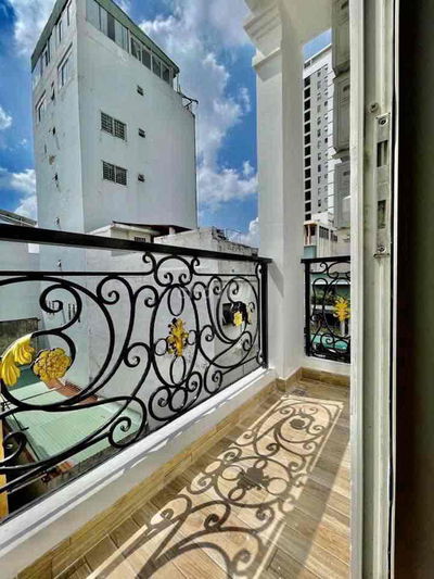 Cho thuê căn hộ dịch vụ có ban công khu sân bay, toà nhà thang máy