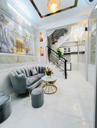 Nhà kiên cố 3 tầng gồm 2 phỏng ngủ rộng.