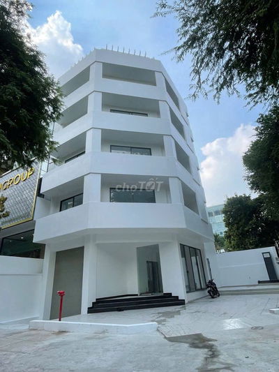 Nhà cho thuê mặt tiền  Nguyễn Thái Học Gần Ngã Tư Trần Hưng Đạo Quận 1