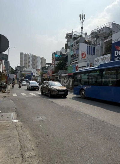 Mặt tiền Lạc Long Quân - 28m2 ngang 3.6m dài 8m - 3 tầng nhà mới đẹp.