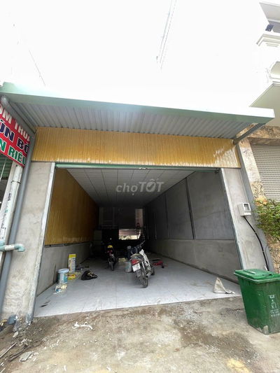 Cho thuê mặt bằng  gần chợ đo đạc (5x18m). Trệt + gác. Giá: 25tr/th