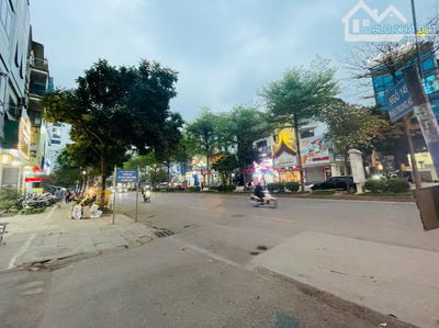 BÁN NHÀ MẶT PHỐ TRUNG KÍNH CẦU GIẤY 55 TỶ 90M2 MT 5.5M 5T VỈA HÈ Ô TÔ TRÁNH KINH DOANH DÒN