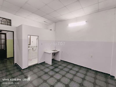 Phòng trọ nội thất cơ bản, cửa sổ lớn hướng trời