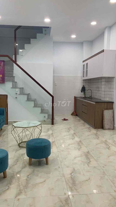 NHÀ MỚI ĐẸP, 1 TRỆT 2 LẦU,2P. NGỦ, 3WC, SÂN ĐỂ XE ở gd và đi làm OK