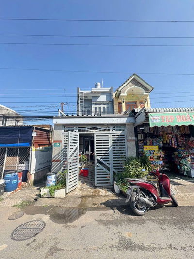 Nhà trệt lầu mặt tiền kinh doanh tốt, gần siêu thị BigC Go Dĩ An
