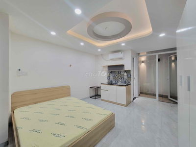 Studio full nội thất rộng ~30m2 giếng trời cực thoáng mát