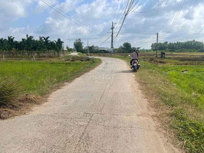 Đất sát 823D dt 10x28m giá 1ty750