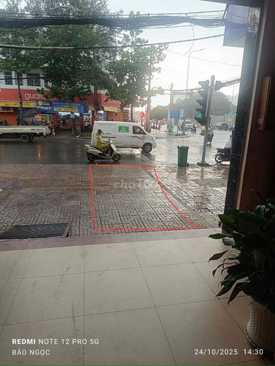 Cho thuê mặt bằng trước sân góc ngã tư - Kinh doanh ăn sáng, cà phê ma