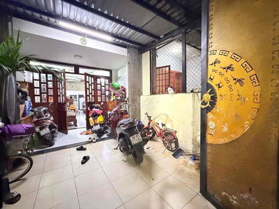 Nhà mặt tiền hẻm 74m2, 2 phòng ngủ, VF3 ngủ trong nhà