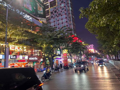 Cho thuê nhà mặt tiền Nguyễn Huệ Q1 – 8x30  – Giá 329tr– Vị trí vàng p
