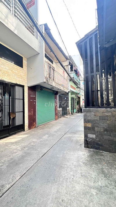 nhà 2/ CMT8, nhà cũ xây kiên cố, 2 thùng sơn quét lại là sạch đẹp