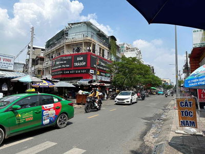 Góc 2MT Hoàng Hoa Thám ngay Chợ