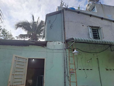 Nhà cấp 4, 1 trệt,1 lầu(gác đúc giả lầu),2 PN,2 tolet gần cầu Phú Long