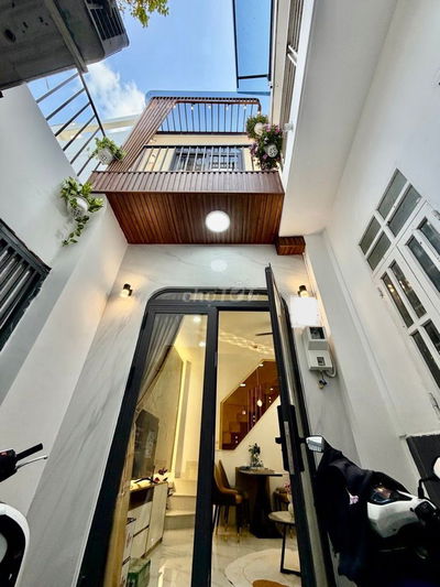 NGAY KHU VIP SÁT QUẬN 1 - 2 TẦNG 26M2 NGANG 5M- CÒN 4.77 TỶ .