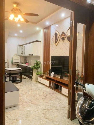 Bán nhà đẹp tại phố Nguyễn Sơn – Vị trí kinh doanh 
Diện tích: 41m²