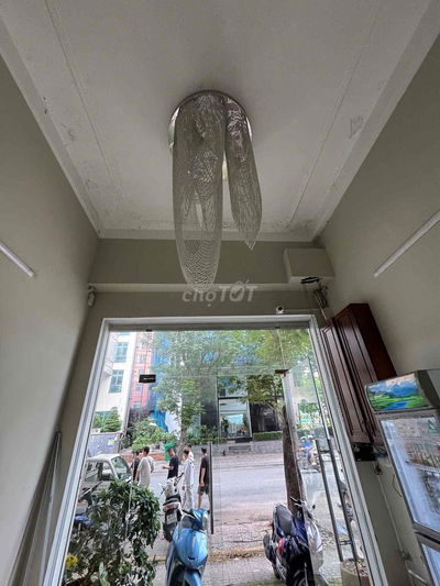 cho thuê MT quận 1 gần chợ bến thành (DT 4x15m 5 tầng TM trống suốt )