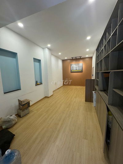 Mặt bằng 28m2 đối diện công viên có sẵn có bảng hiệu, V.phòng spa nail