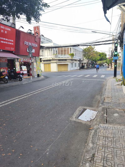 Nhà mặt tiền ngã tư Ngô Quyền , CMT8 Tp Bến Tre