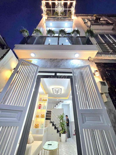 Nhà căn cuối sân để xe thoải mái ,nhà đúc ban công rộng rãi sát quận 7