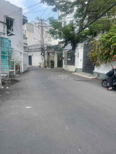 BÁN ĐẤT TẶNG NHÀ, HẺM XE TẢI, CÁH MẶT TIỀN 3 CĂN