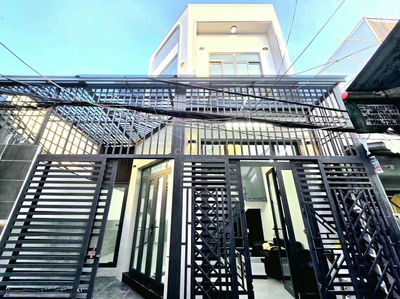 Nhà bán sổ hồng riêng gấp 2 mặt tiền, gần quận 4
