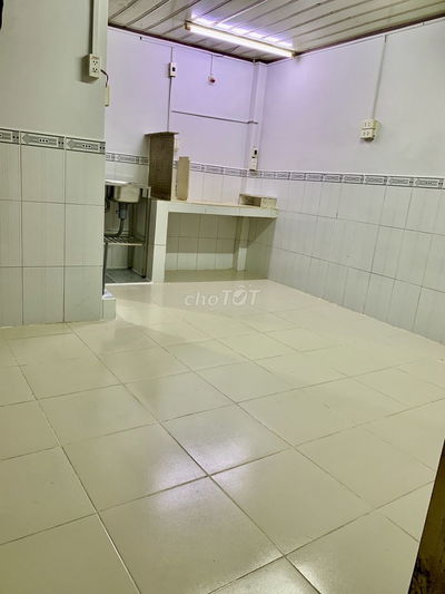 Phòng trọ có gác, tường đã ốp gạch và phòng sơn mới