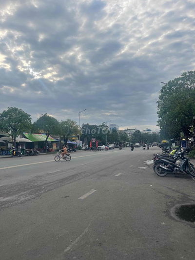 ĐẤT MT ĐƯỜNG LỚN SÁT QL13 11.7X44M  ĐƯỜNG LỚN GẦN VẠN PHÚC