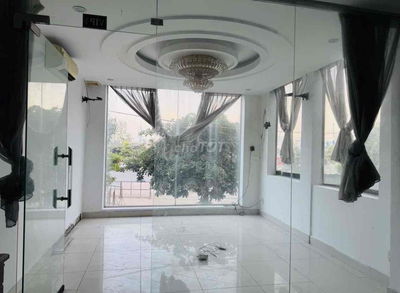 cho thuê nhà mặt tiền Nguyễn Văn lInh 1 trệt 3 lầu có thang máy