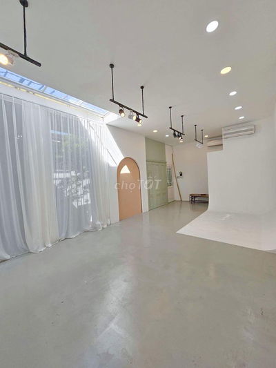 Mặt bằng 42m2, trần 4m phù hợp làm văn phòng, studio Quận 10
