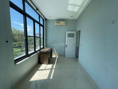 Phòng Giáp Q7 , View Công Viên , Cửa sổ trời Giá 3tr