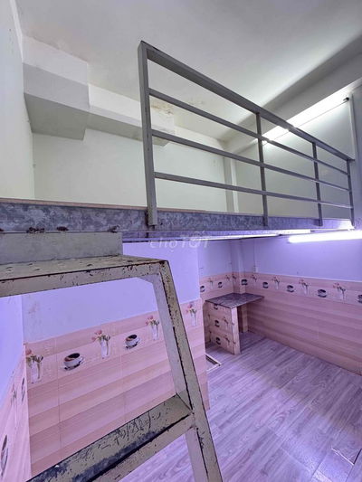 phòng dưới trệt có gác cao kệ wc riêng