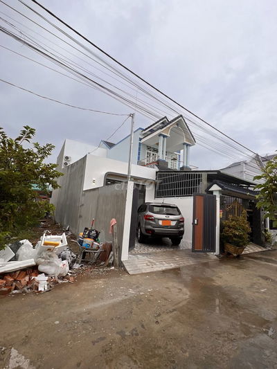 Nhà mới xây tại TP Mỹ Tho- cách cầu quay 5p- sân đậu oto