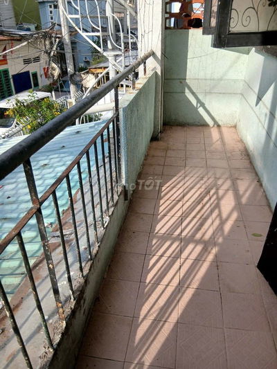 Phòng 2tr5 rộng rãi 30m2 có ban công cửa sổ lớn ngay chợ Bà Chiểu