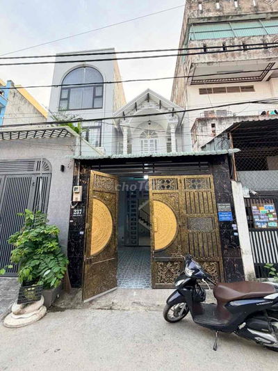 MẶT TIỀN HT 05 NGAY CHỢ HIỆP THÀNH . 4M x 18M ĐÚC 1 LẦU 3 PHÒNG NGỦ