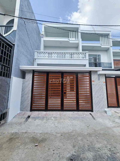 Bán  căn nhà 1 trệt 1 lầu cách đường Hoàng Minh Chánh 100m p.Hóa An Tp