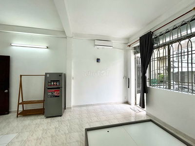 PHÒNG ĐẸP LẦU 1, RỘNG TÁCH BẾP, BALCON LỚN (HẺM XE TẢI)