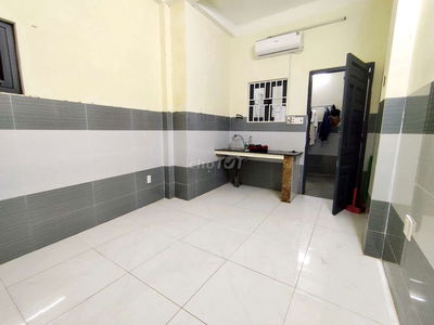 Mình còn 1 phòng máy lạnh, cửa sổ trời gần emart