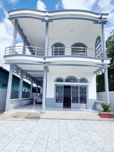 NHÀ LẦU CÓ CHỦ QUYỀN