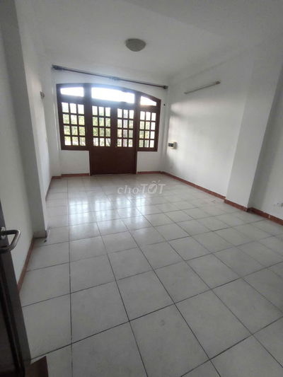 CHO THUÊ PHÒNG CÓ BAN CÔNG QUẬN 1 – MẶT TIỀN HOÀNG SA