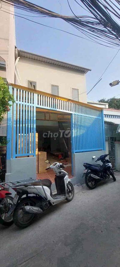 Bán nhà tặng nội thất mới y hình. mặt tiền hẻm kinh doanh tốt.