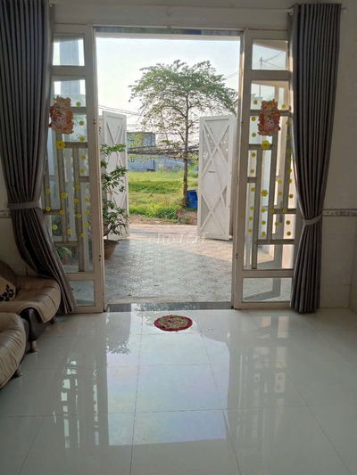 Nhà cho thuê nguyên căn, xe hơi đậu trong sân.