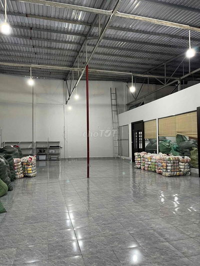 Cho thuê kho xưởng 300m² rộng rãi, sạch sẽ, có văn phòng làm việc, điệ