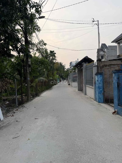 Nhà mới xây 1 trệt một lầu hẻm 6m cách chợ và cách đường lớn 100m