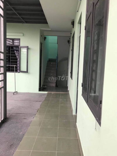 Phòng trọ thoáng mát, có ban công, cửa sổ gần Gigamail