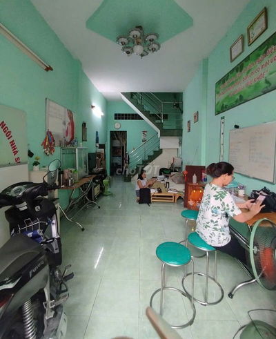 Nhà 2 tầng gần mặt tiền, cạnh Etown Cộng Hòa.