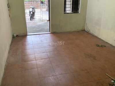 Cho thuê nhà cấp 4,gần OCP1 Gia Lâm,dt100m2,sân để oto. Điện nc giá hđ