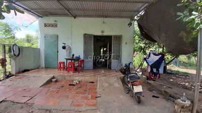 Bán miếng đất tặng nhà cấp 4