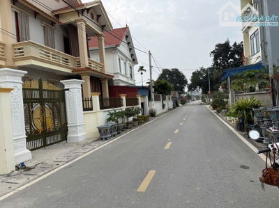 MẶT ĐƯỜNG TRẢI NHỰA HOA ĐỘNG VUÔNG VẮN KHÔNG TÌ VẾT